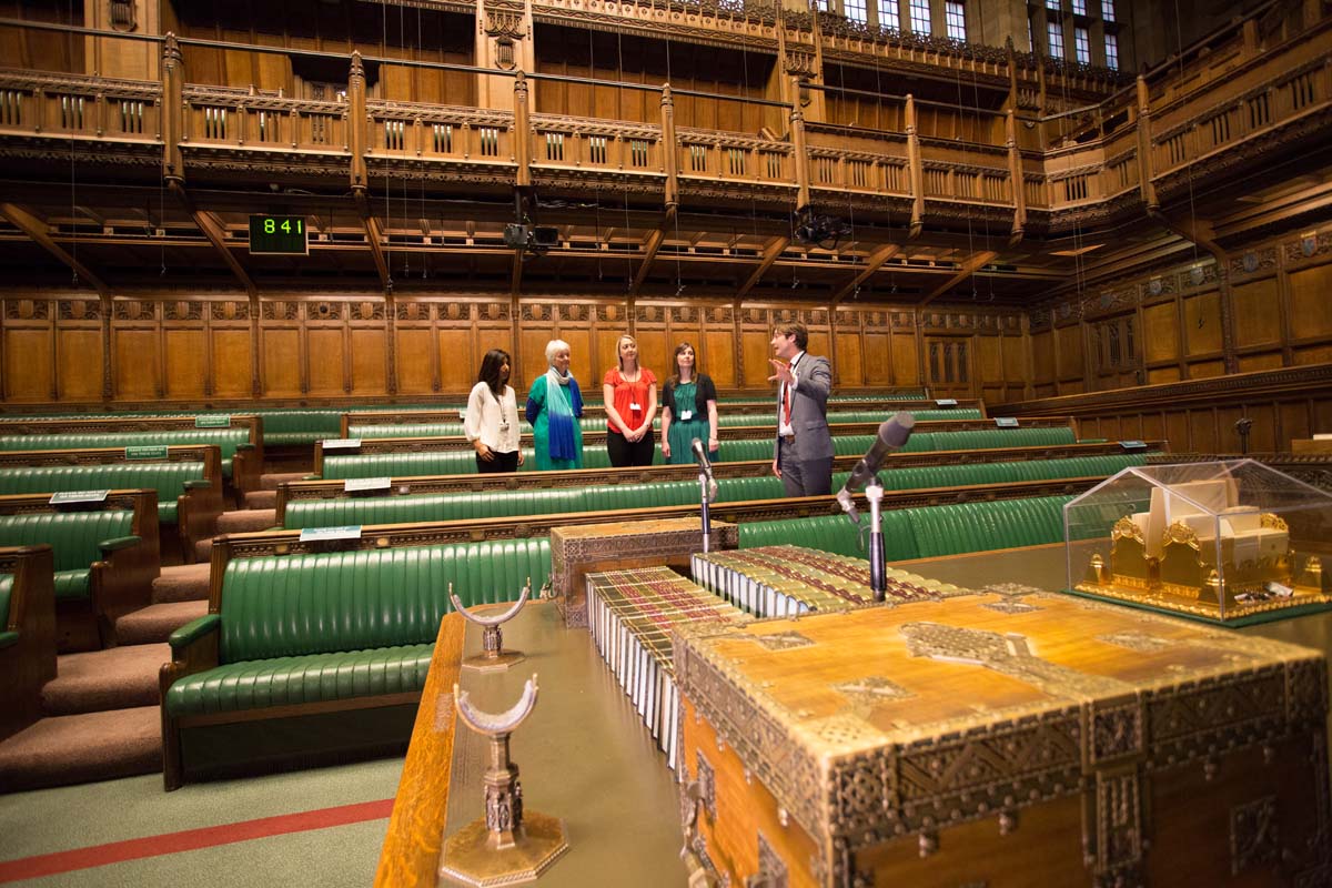2 the house of commons. Палата общин. Палата общин скамейки. House of Commons. The House of Commons Chamber.