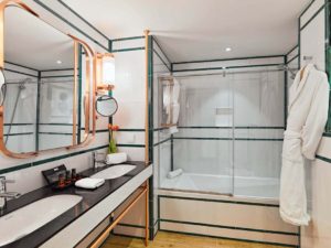 H10 Cubik Hotel Barcelona Classic Guest Room Bath
