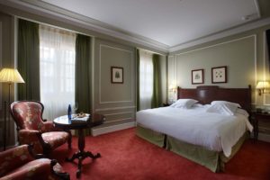 Hotel Palacio Guendulain Pamplona Guest Room