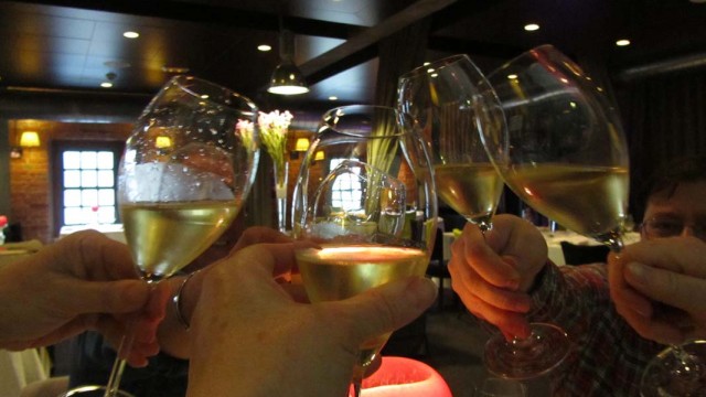 Enjoying a fantastic time with friends at Yandiola. (c) Rob Hard Salut at Yandioa in Bilbao