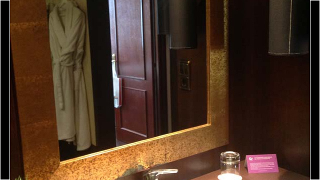 © Rob Hard 2016 Valencia Astoria Palace Guest room Bath