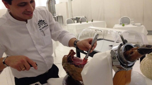 (c) Rob Hard Carving Jamon at Hotel Catedral Pamplona