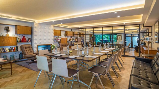 Courtesy image H10 Cubik Barcelona The Library Meeting Setup