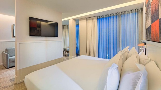 H10 Cubik Hotel Barcelona Junior Suite Bed View