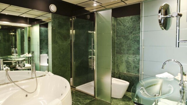 (c) Rob Hard Hilton Madrid Airport Relaxation Suite Bathroom