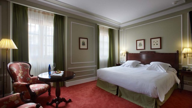 Hotel Palacio Guendulain Pamplona Guest Room