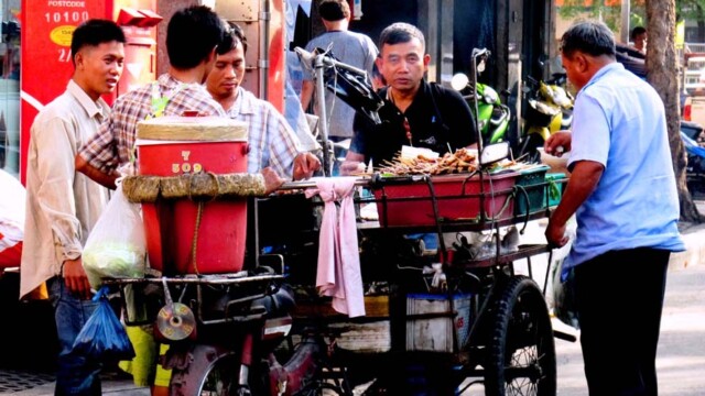 © Phensri Rutledge Mobile Food Stall on the Streets of Bangkok
