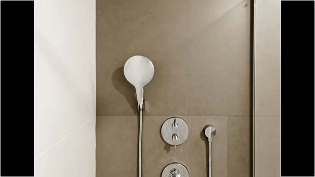 (c) Rob Hard NH Eurobuilding Madrid Guest Room Shower