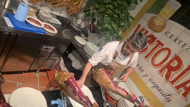 El Pimpi - Malaga Spain - Jamon Carver.
© 2023 Rob Hard El Pimpi - Malaga Spain - Jamon Carver