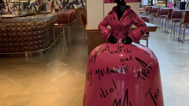 Hard Rock Hotel Madrid - Welcome at the Lobby Bar.
© 2023 Rob Hard Hard Rock Hotel Madrid - Welcoming Lobby Bar