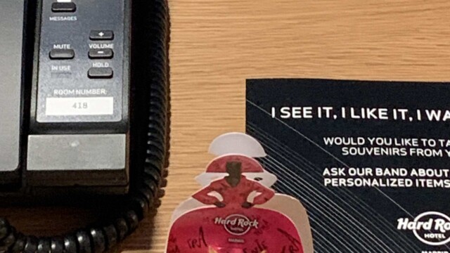 Hard Rock Madrid Hotel - Bedside Chocolate (how sweet is that!).
© 2023 Rob Hard Hard Rock Madrid Hotel - Bedside Chocolate