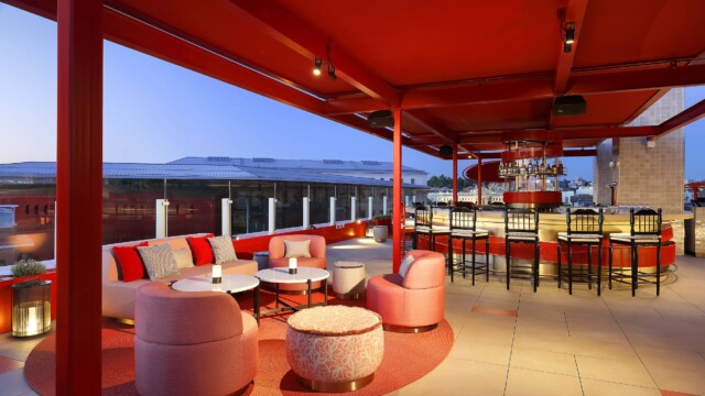 Hard Rock Hotel Madrid - RT60 Rooftop Bar and Lounge. Courtesy image Hard Rock Hotel Madrid RT60 Rooftop Bar and Lounge