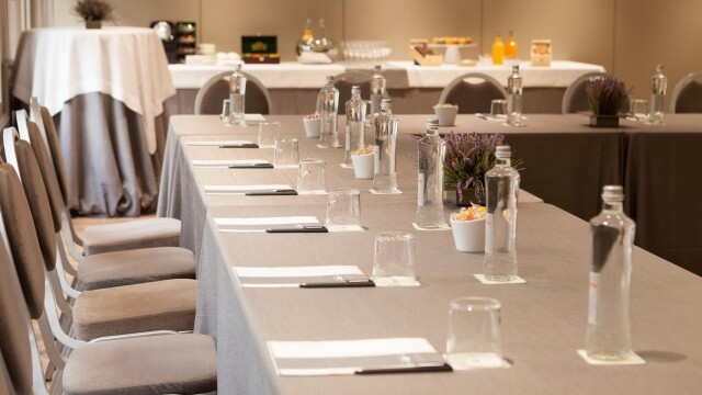 Hotel Molina Lario - Meeting Room. Courtesy image Hotel Molina Lario Meeting Room