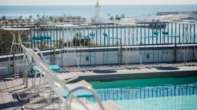 Hotel Molina Lario - Rooftop Pool View of Malaga Port. Courtesy image Hotel Molina Lario Rooftop Pool View of Malaga Port