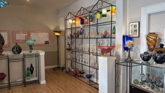 Rosetree Blown Glass Studio in Algiers Point Works on Display. © Rob Hard 2025 Rosetree Blown Glass Studio in Algiers Point Works on Display